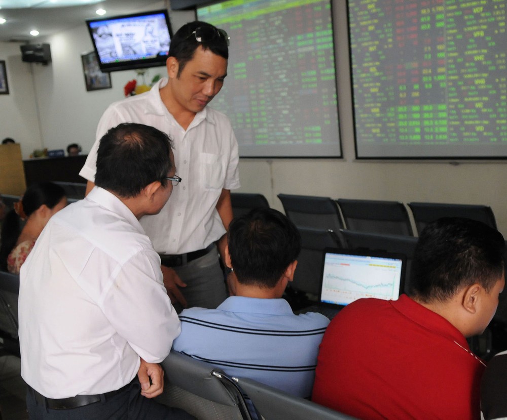 Stock investor at a trading floor in HCMC (Photo: SGGP)
